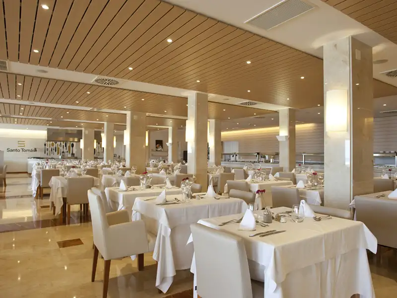 Restaurant im Santo Tomas mit vorbereiteten Tischen für die Gäste.