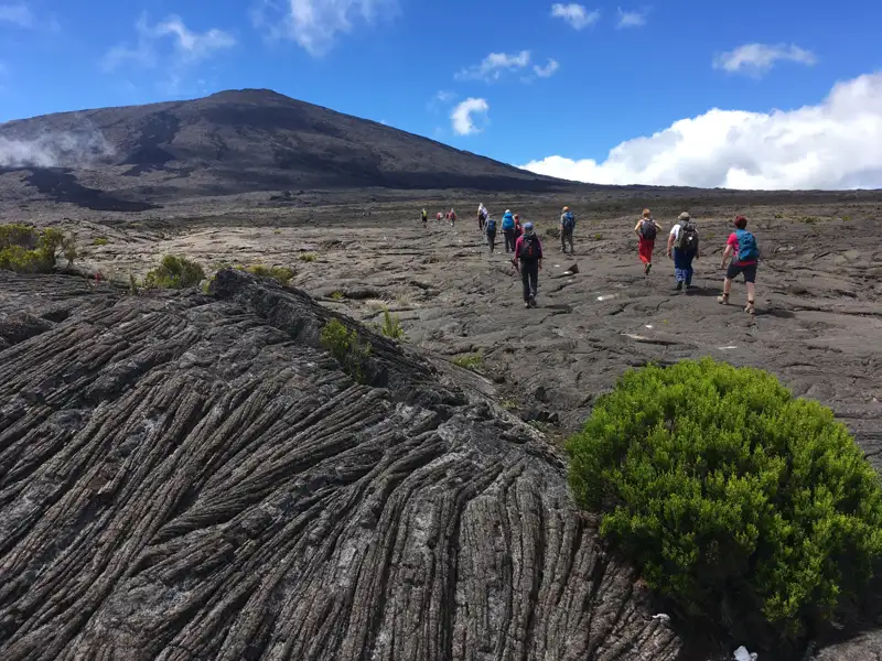 Wandergruppe auf einem Lavafeld, Vulkanbesteigung.