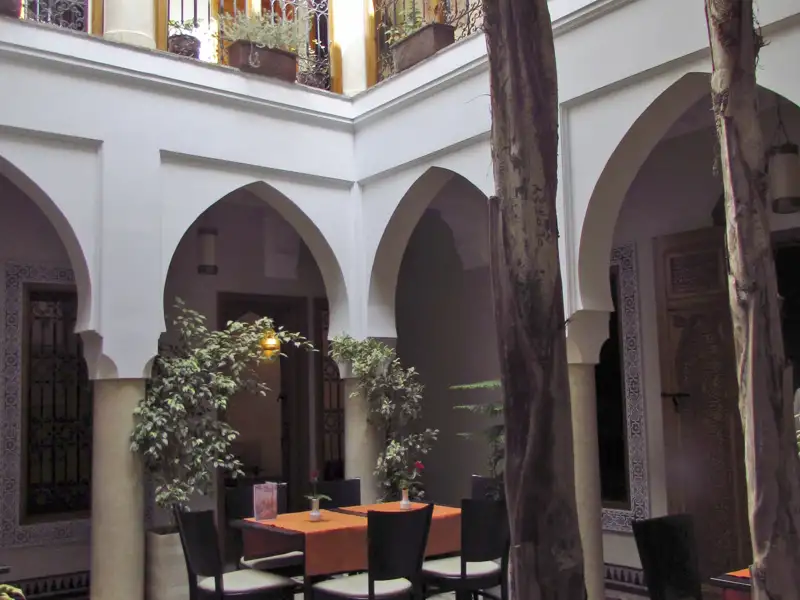 Traditioneller Innenhof mit Sitzgelegenheiten.