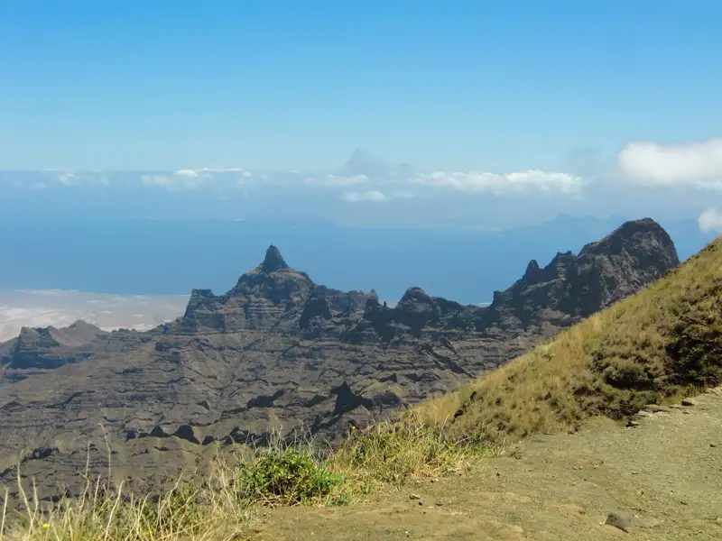 Sicht auf die felsigen Bergformationen.