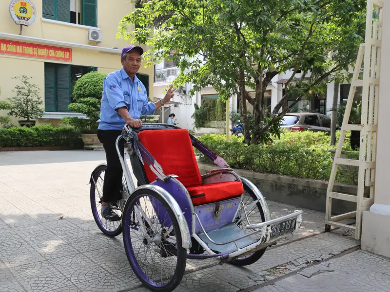 Rikschafahrer in Hanoi, bereit für eine Stadtrundfahrt.