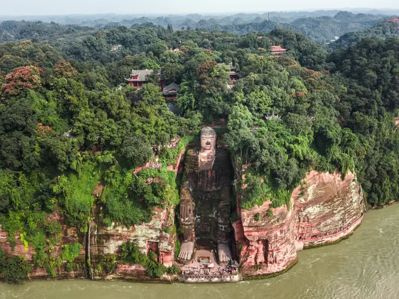 Luftbild des Großen Buddha von Leshan, der in die Felswand gehauen ist.