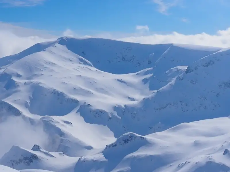 Verschneite Berglandschaft im Winter.