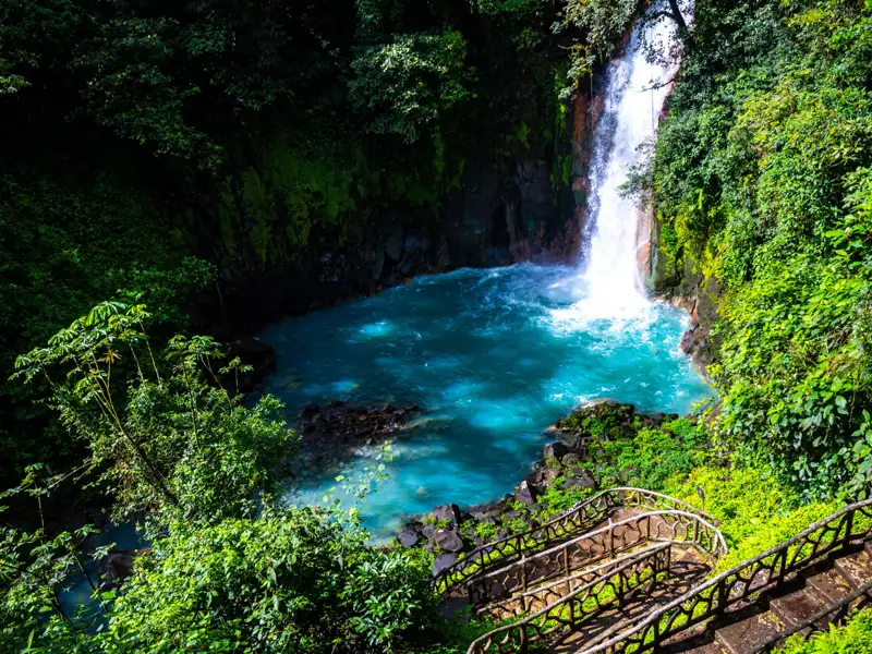 Spektakulärer türkisblauer Wasserfall inmitten des Dschungels.