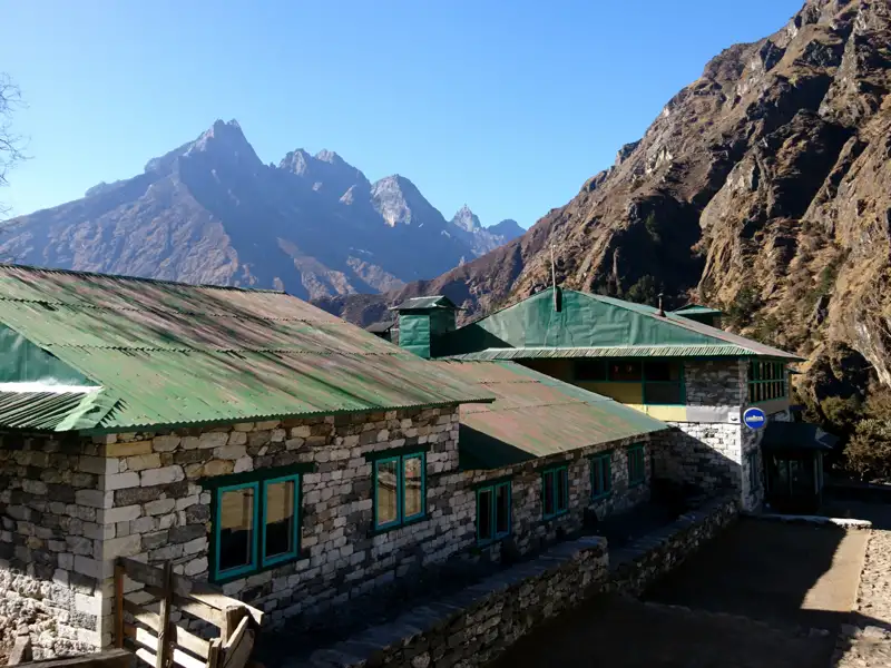 Eine Berghütte dient als Unterkunft für Trekker im Himalaya.