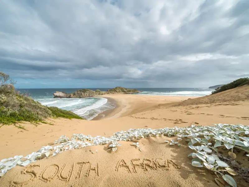 Südafrika Strand mit 'South Africa' im Sand geschrieben.