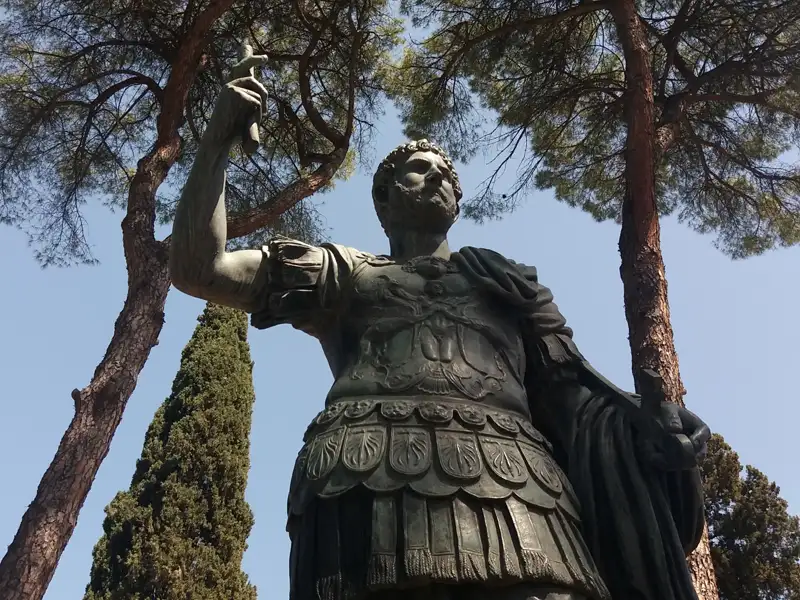 Statue eines römischen Kaisers in Rüstung, der ein Kreuz hochhält.