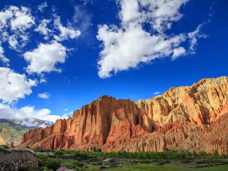 Farbige Felsformationen in einer malerischen Landschaft.