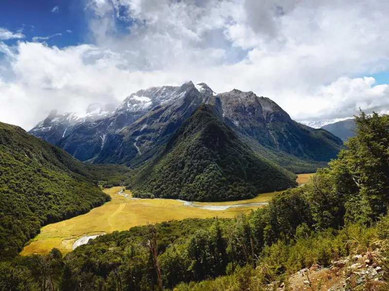 Talblick mit schneebedeckten Bergen