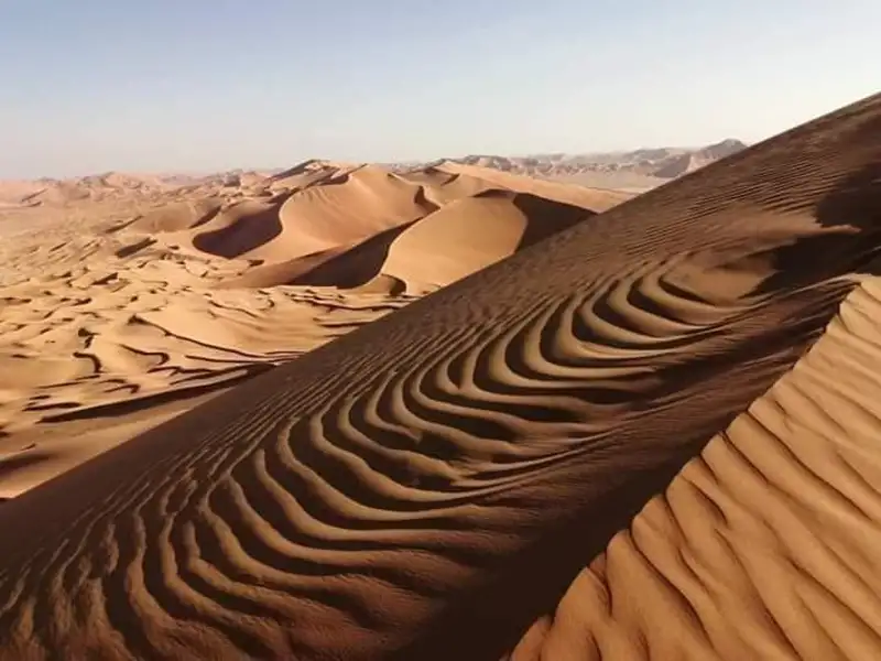 Strukturen von Sanddünen in der Wüste.