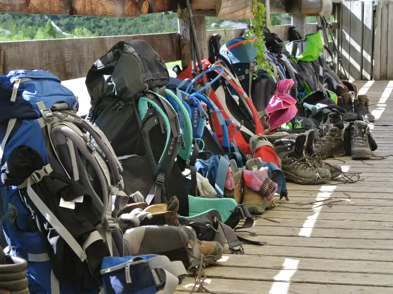 Wanderrucksäcke und -schuhe für die bevorstehende Wanderung.