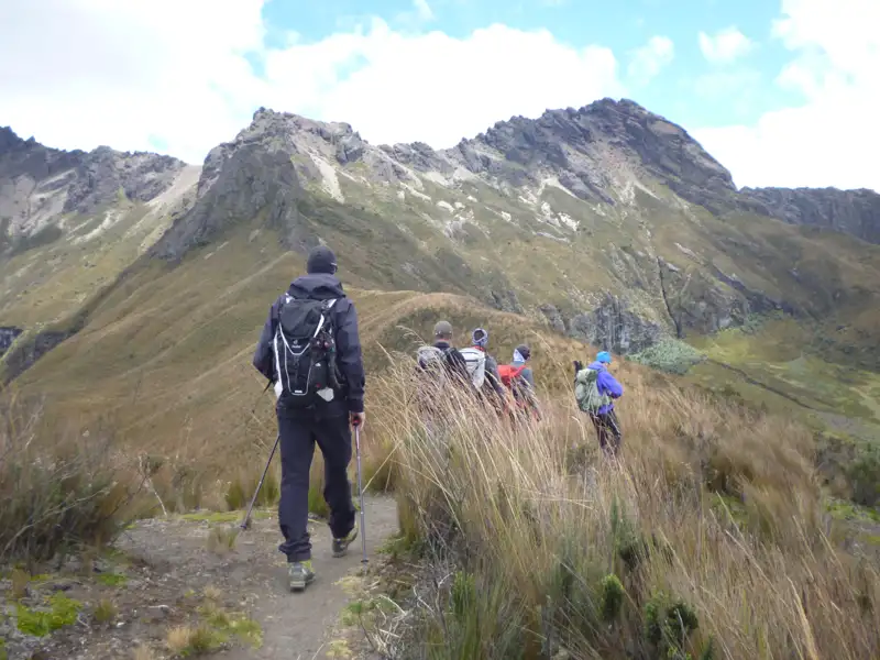 Wanderer auf einem Bergpfad in den Bergen.