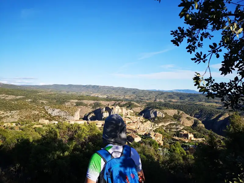 Aussicht auf ein Bergdorf während einer Wanderung.