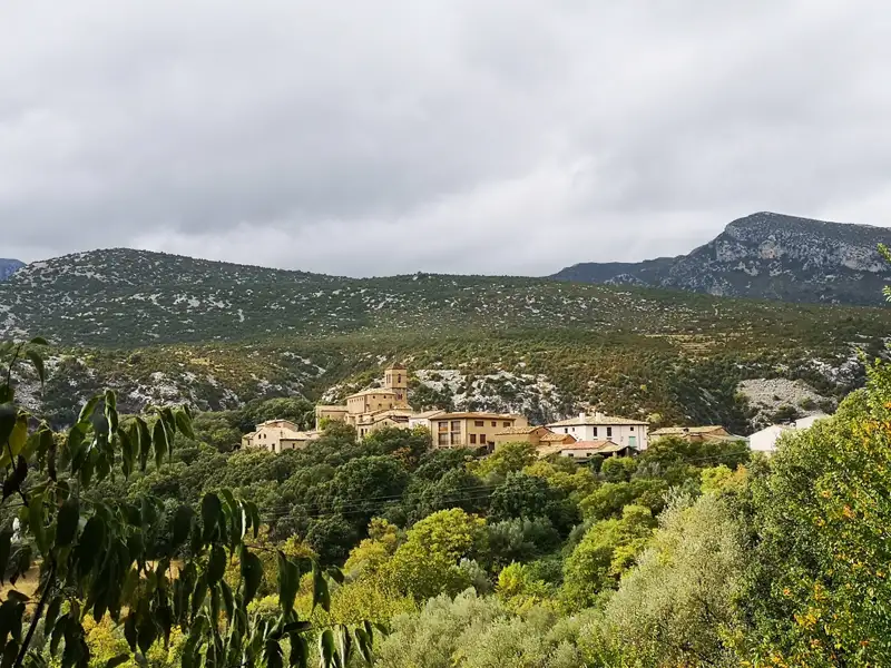 Blick auf ein Dorf in den Bergen.