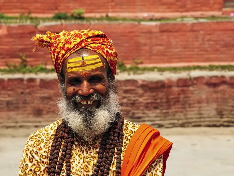 Sadhu in traditioneller Kleidung und Stirnbemalung.