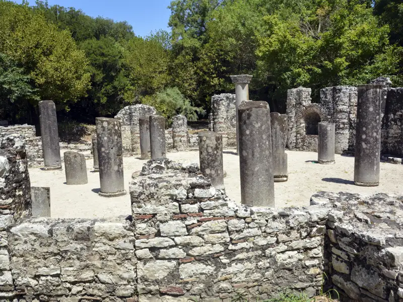 Antike Säulen und Mauerreste einer historischen Stätte.