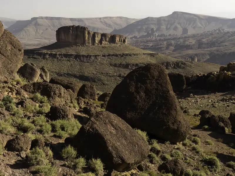 Felsformationen und Geröll prägen diese Landschaft.