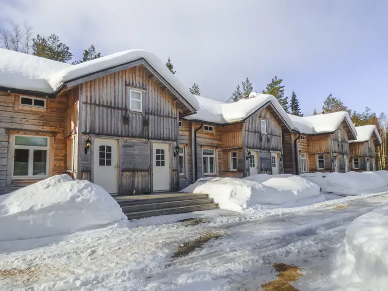 Holzhütten im Winter.