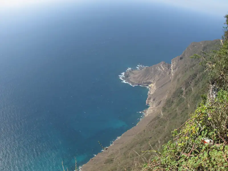 Felsige Küste mit Blick auf das Meer.