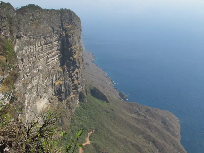 Steile Klippenformationen an der Küste mit Blick auf das Meer.