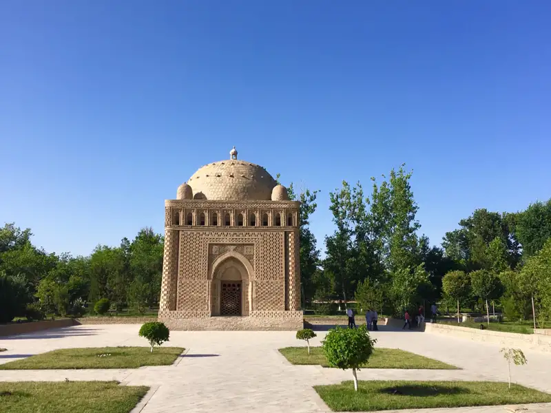 Historisches Mausoleum mit aufwendiger Ziegelfassade und Kuppel.