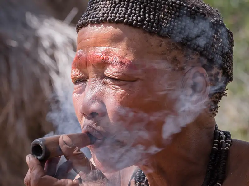 Stammesmitglied raucht Pfeife.