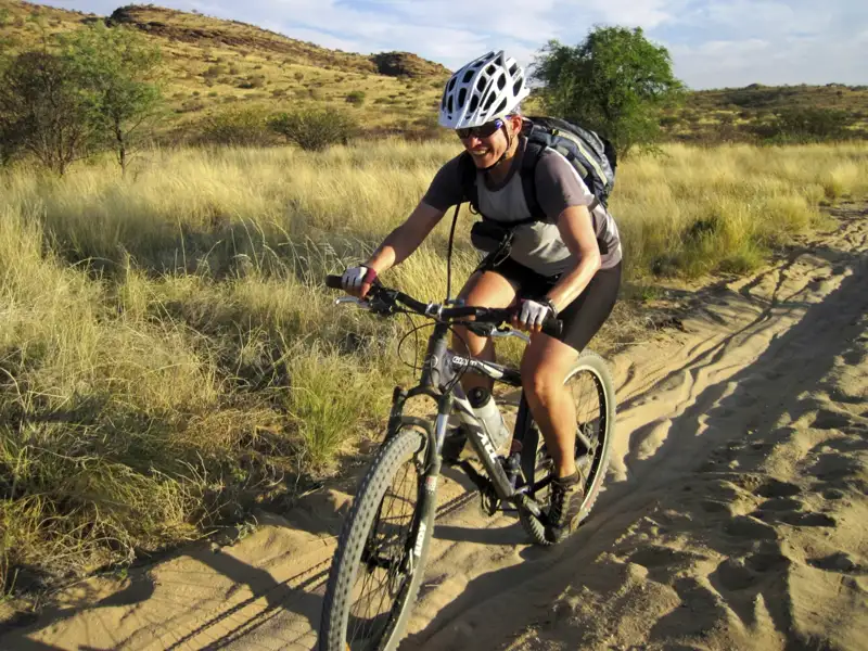 Radfahrerin auf einem Mountainbike-Trail.