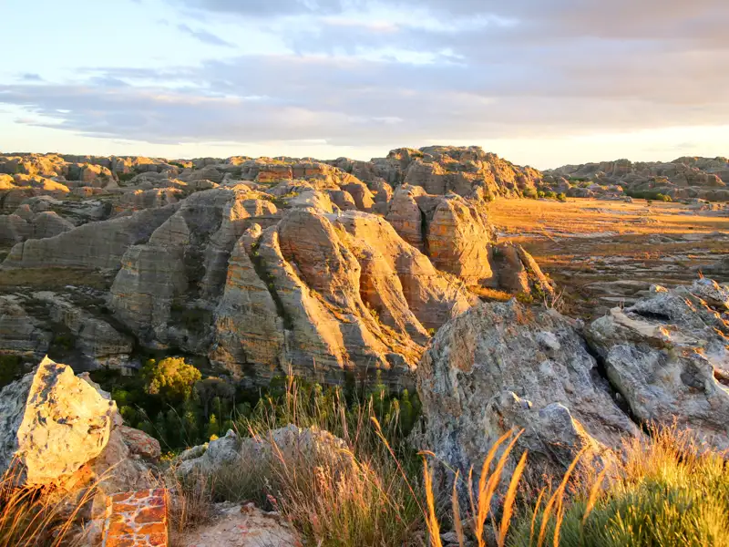 Sonnenuntergang über einer felsigen Landschaft.