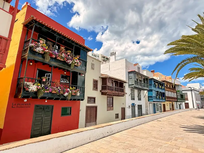 Traditionelle kanarische Architektur mit bunten Häusern und blumengeschmückten Balkonen.