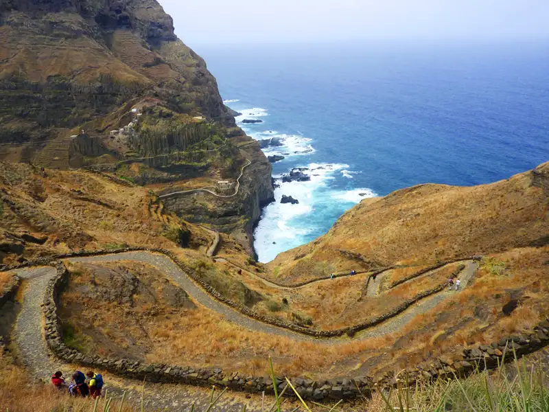 Serpentinenartiger Küstenweg mit Blick auf das Meer