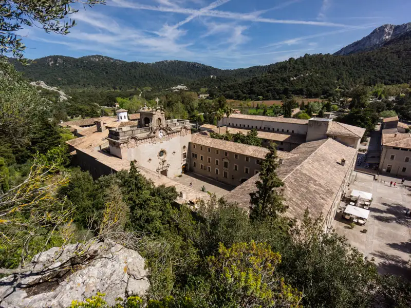 Luftansicht des Klosters Lluc, eingebettet in die Berglandschaft Mallorcas.
