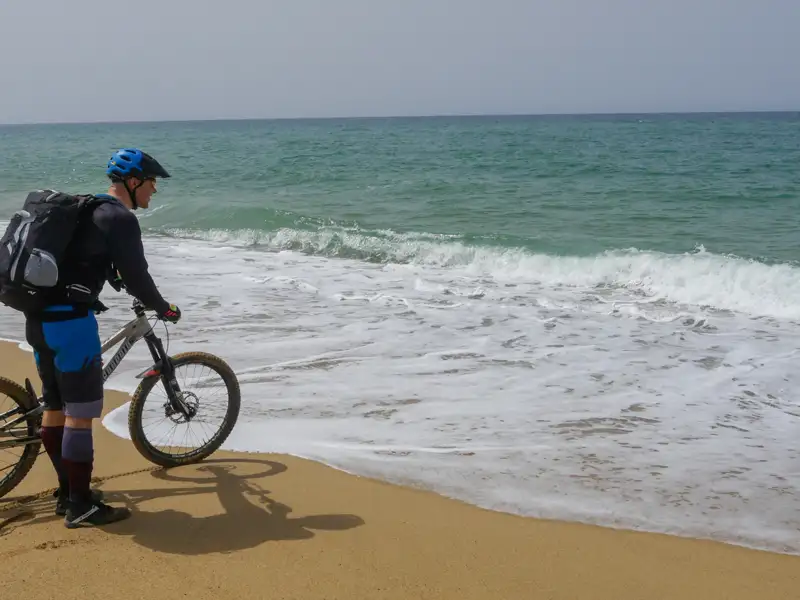 Mountainbiker am Meeresufer