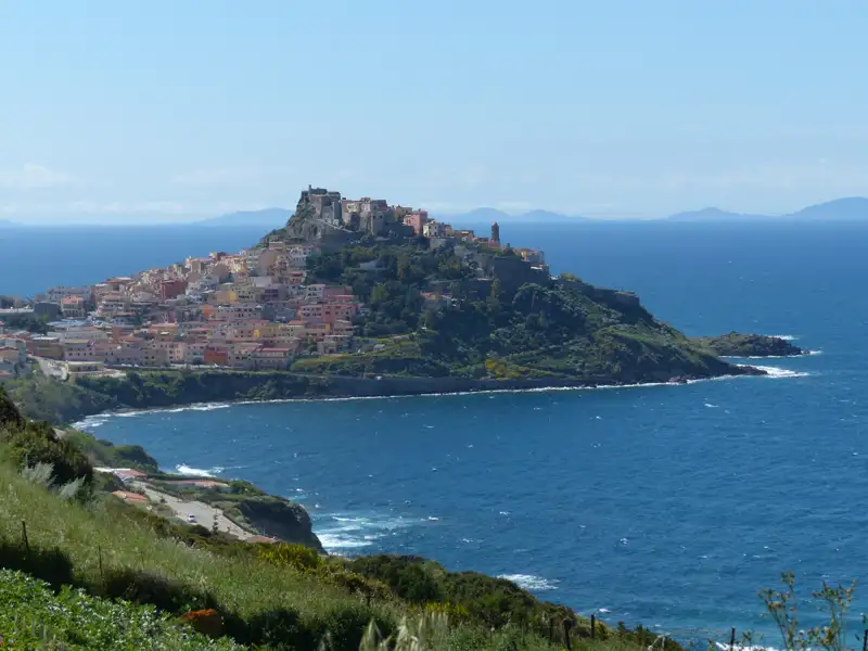 Panorama einer Küstenstadt auf einem Hügel am Meer.