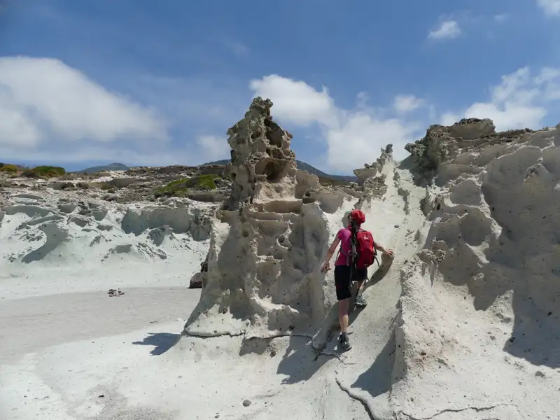 Wanderer in weißer Felslandschaft
