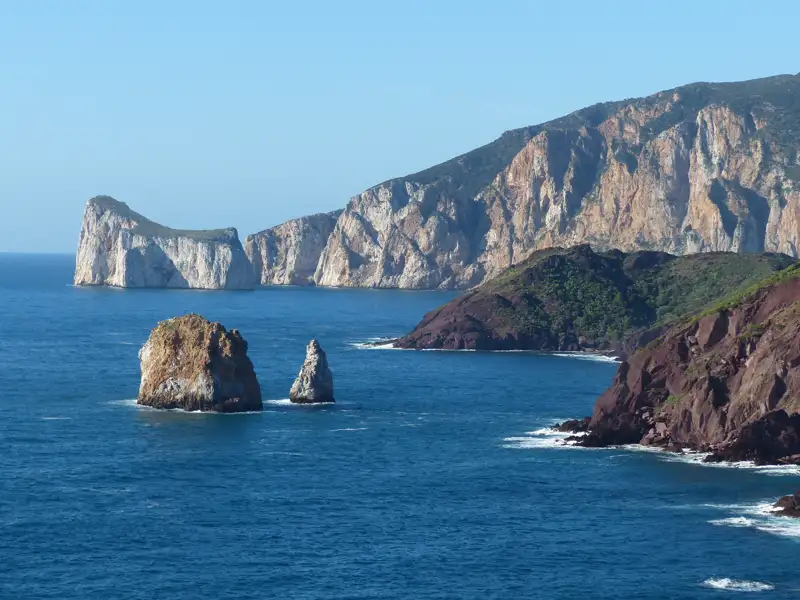 Spektakuläre Felsformationen an der Küste.