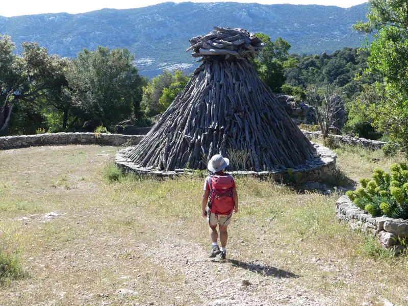 Wanderer bei einer Köhlerhütte.