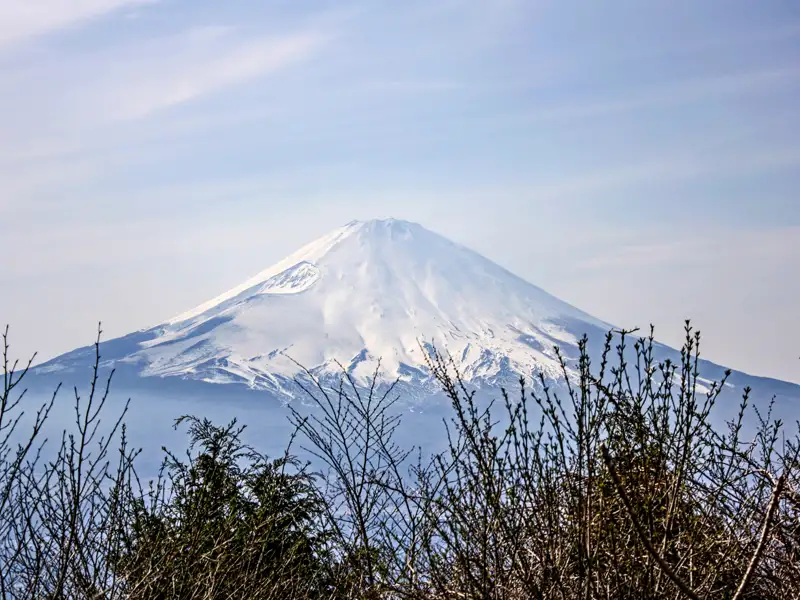 Der majestätische Berg Fuji, schneebedeckt, im Hintergrund.