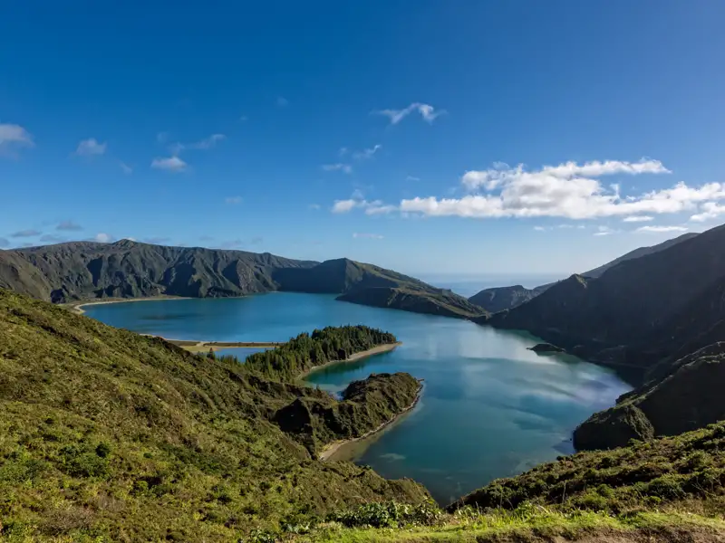 Ausblick auf einen Kratersee.
