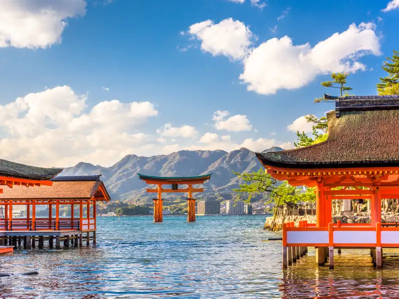 Das schwimmende Torii-Tor des Itsukushima-Schreins in Miyajima, Japan, ein UNESCO-Weltkulturerbe.