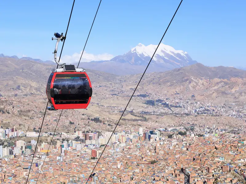 Seilbahnkabine über La Paz mit Blick auf die Stadt und die Berge.