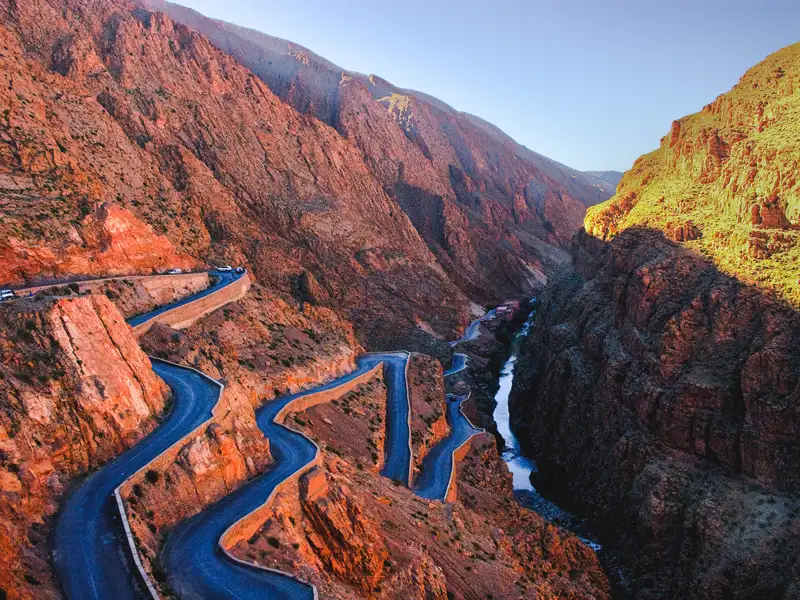 Serpentinenstraße in einer tiefen Schlucht.