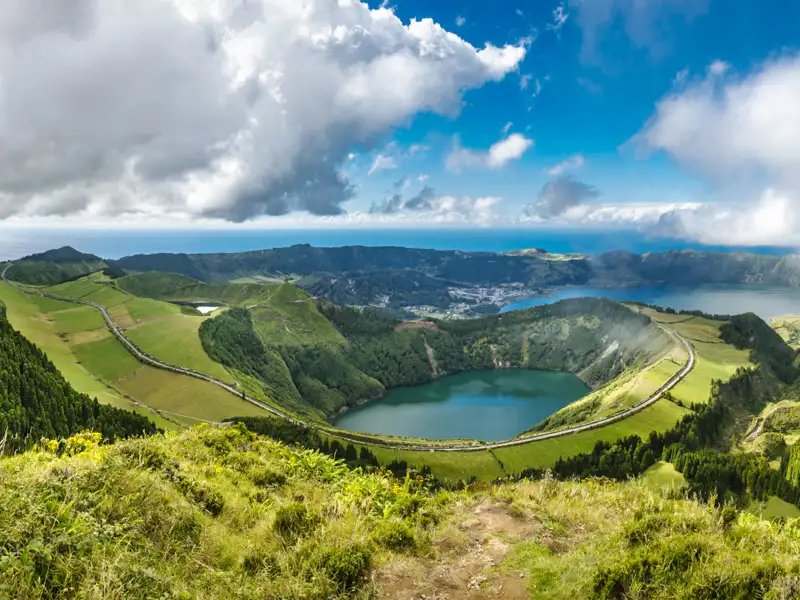 Atemberaubende Aussicht auf den Kratersee Sete Cidades mit seinen beiden Seen, Lagoa Azul und Lagoa Verde, eingebettet in die vulkanische Landschaft der Azoren.