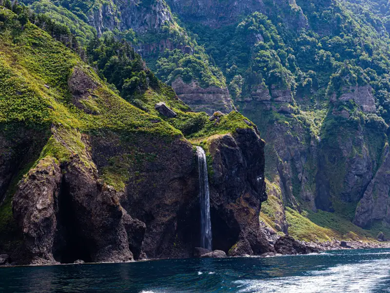 Wasserfall an der Küste