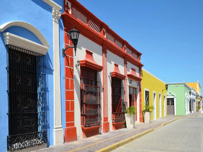Eine Reihe von Häusern in verschiedenen Farben, die die Architektur und den Charme der Gegend hervorheben.