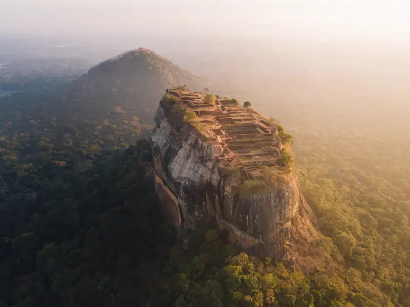 Luftbild der historischen Stätte Sigiriya in Sri Lanka im Morgenlicht.