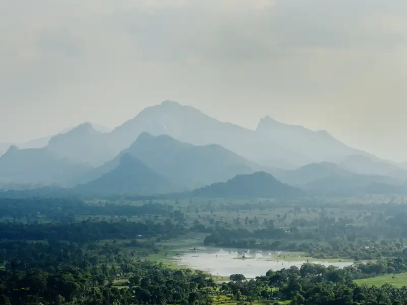Berge und Landschaft im Dunst.