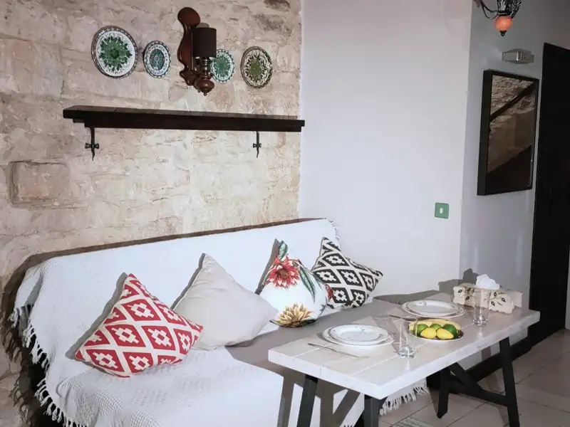 Essbereich mit Sofa, Tisch und Dekoration.