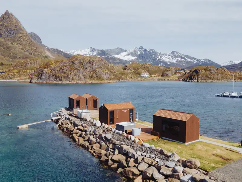 Unterkünfte direkt am Wasser mit Blick auf die Berglandschaft.