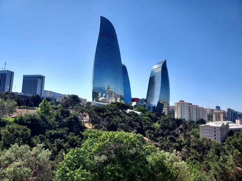 Die modernen Flame Towers ragen über die Skyline von Baku.
