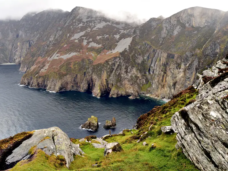 Steile Klippen und felsige Küste am Meer.